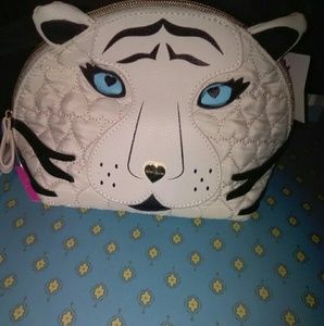 A cat make-up bag or travel bag